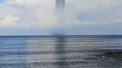 Canarie - big waterspout - 04-19.gif
