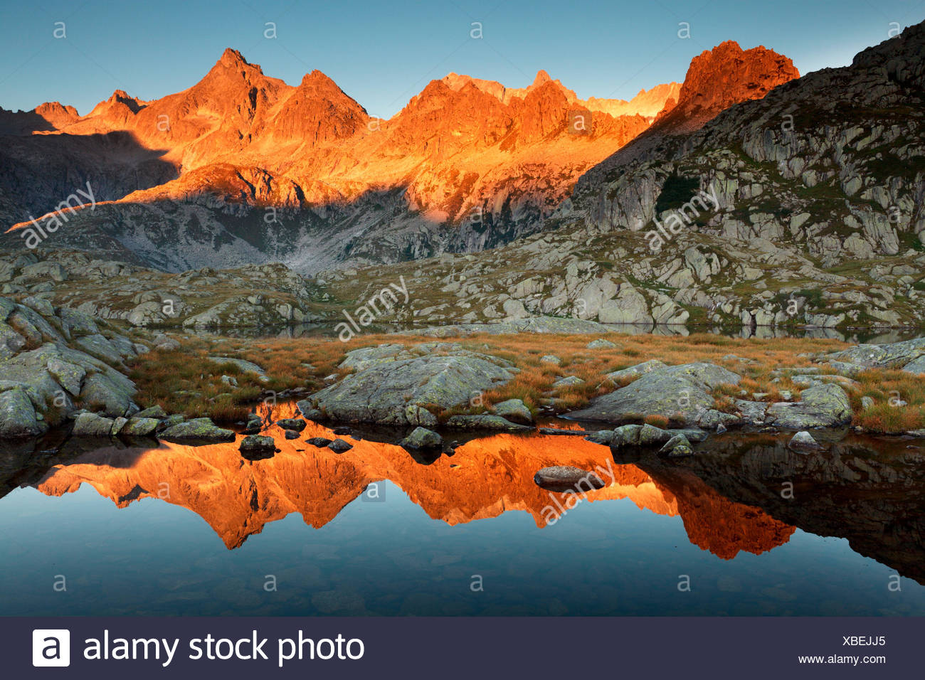 il-lago-nero-parco-naturale-adamello-brenta-trentino-alto-adige-italia-la-presanella-della-catena-di-sunrise-xbejj5.jpg